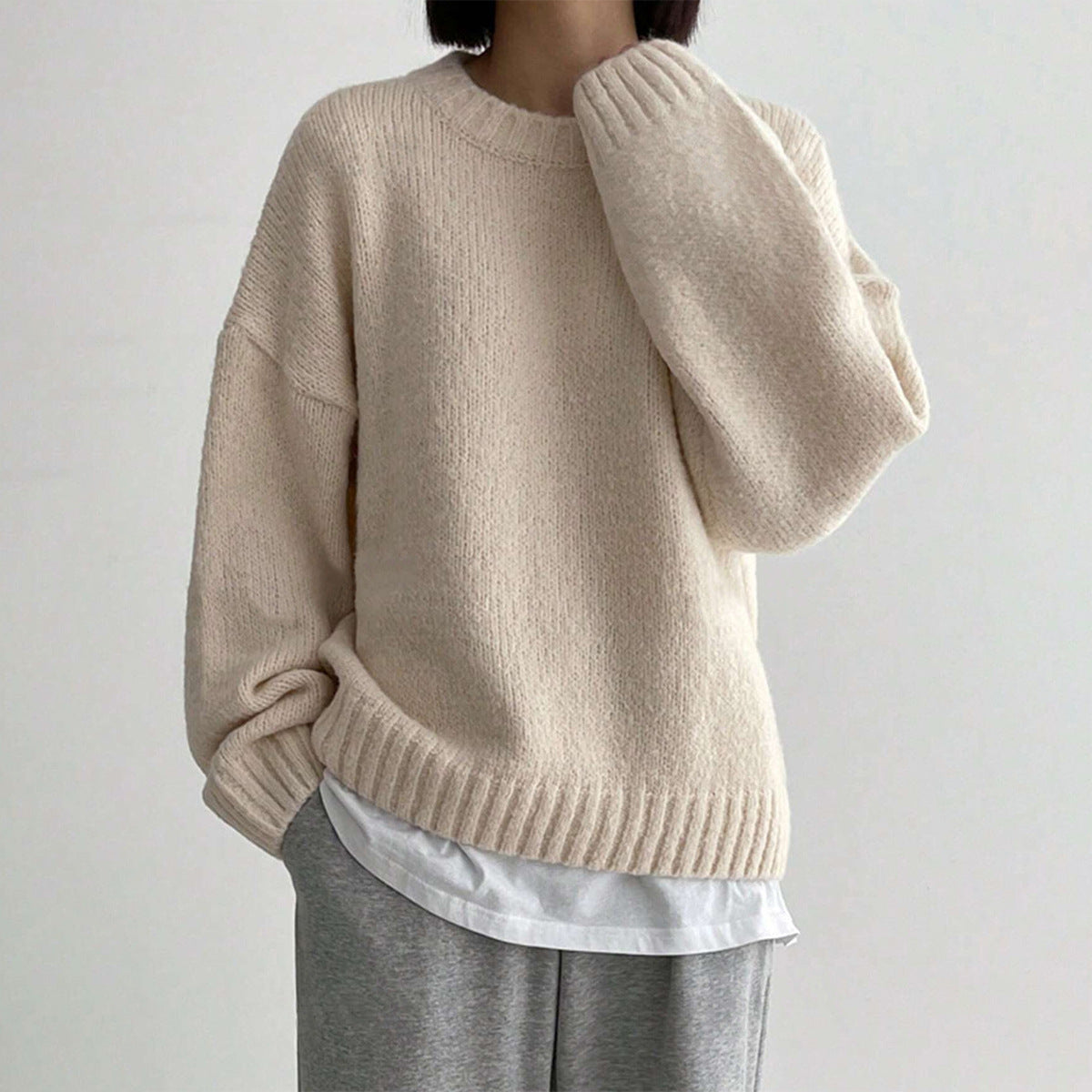 Damska - Oversizowy sweter dzianinowy - Okrągły dekolt - Wygodny i modny sweter na każdą okazję
