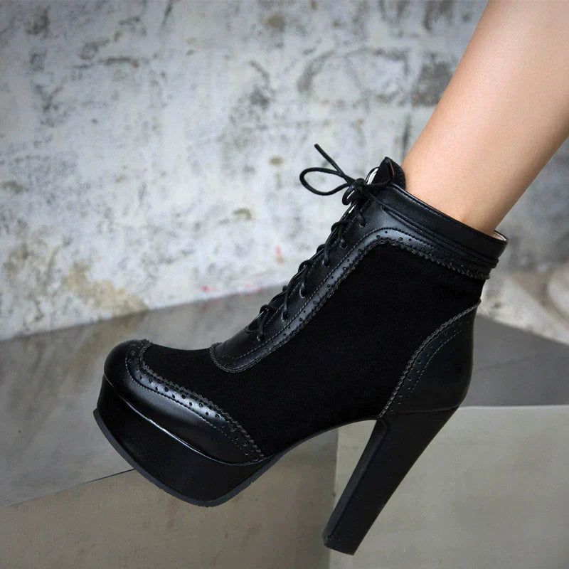 Damskie - Zamszowe botki do kostki - Stylowe Wingtip Brogue z Chunky Heel - Modne Obuwie na Każdą Okazję